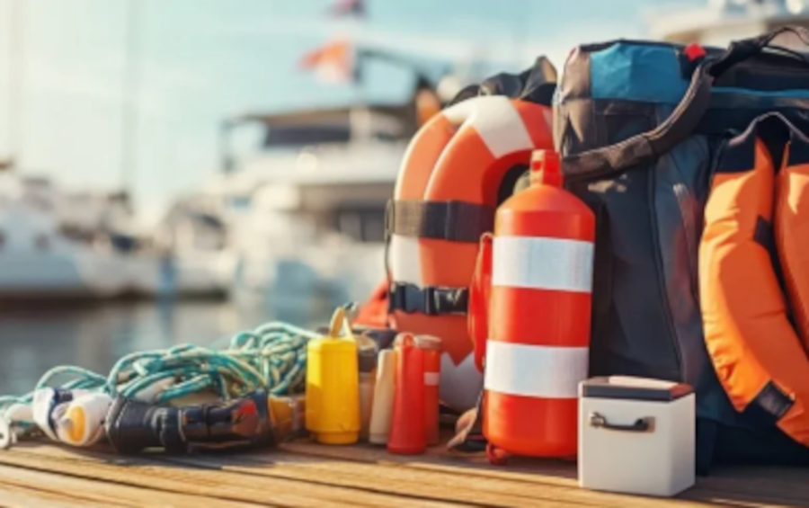 Matériel de sécurité pour bateau, extincteur, gilet de sauvetage, bouée fer à cheval, écope, cordage, sifflet, corne de brume ...