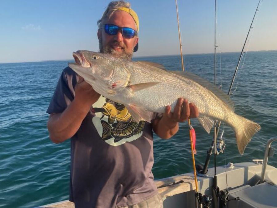 moi avec un maigre casquette a l'envers et un grand sourire