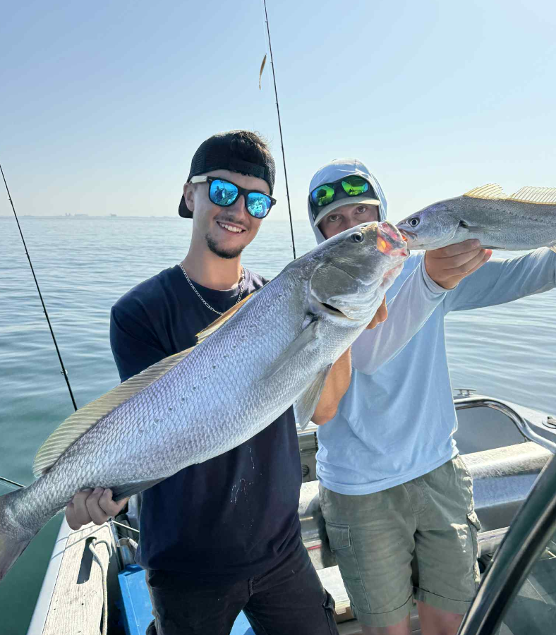 Clients sur mon bateau à la Rochelle avec un maigre chacun